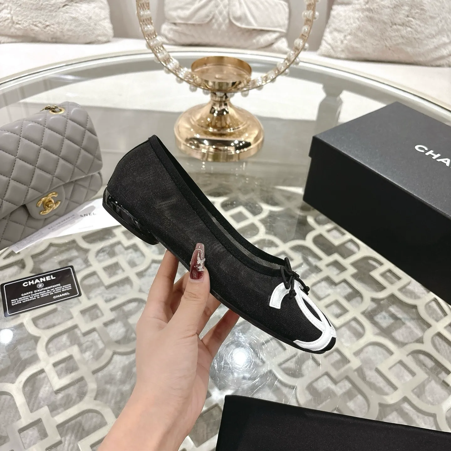 👟👟Ex-factory price 520👟👟 Mesh [purchase-level quality] CHANEL Xiaoxiang 25/A new summer bow-tie shoes 💃 This pair of "dancing shoes" is really breathtakingly beautiful! Made of cowhide fabric + exquisite electric embroidery, every detail exudes a sense of high-end ~ classic bow design, Italian genuine leather sole, comfortable and elegant on the feet, a perfect must-have for fairies!  🌟 All counters are from the same source! All materials are customized according to the original 1:1, and are developed and patterned from genuine products. The quality is absolutely assured ~ a classic that must be bought every year, a versatile artifact that looks great whether paired with skirts or jeans!  💖 The perfect finishing touch for summer outfits, sisters, just do it! 👉 Fabric: Imported sheepskin Lining: Imported sheepskin Outsole: Private molded outsole Size: 35-40